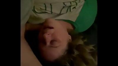 Frau zum orgasmus gefickt