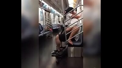 Strip in u bahn