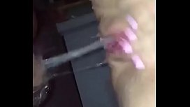 Brandneu einen Orgasmus haben und auf den Hahn pinkeln